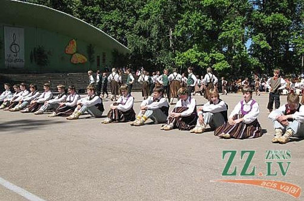 Izdziedot un izdejojot daļu nākamgad paredzēto dziesmu un deju svētku repertuāra, Elejā aizvadīti tradicionālie Bērnu svētki. Šogad pasākumu apmeklēja arī komponists Raimonds Pauls, kurš ir vairāku programmā iekļauto dziesmu un arī vienas...