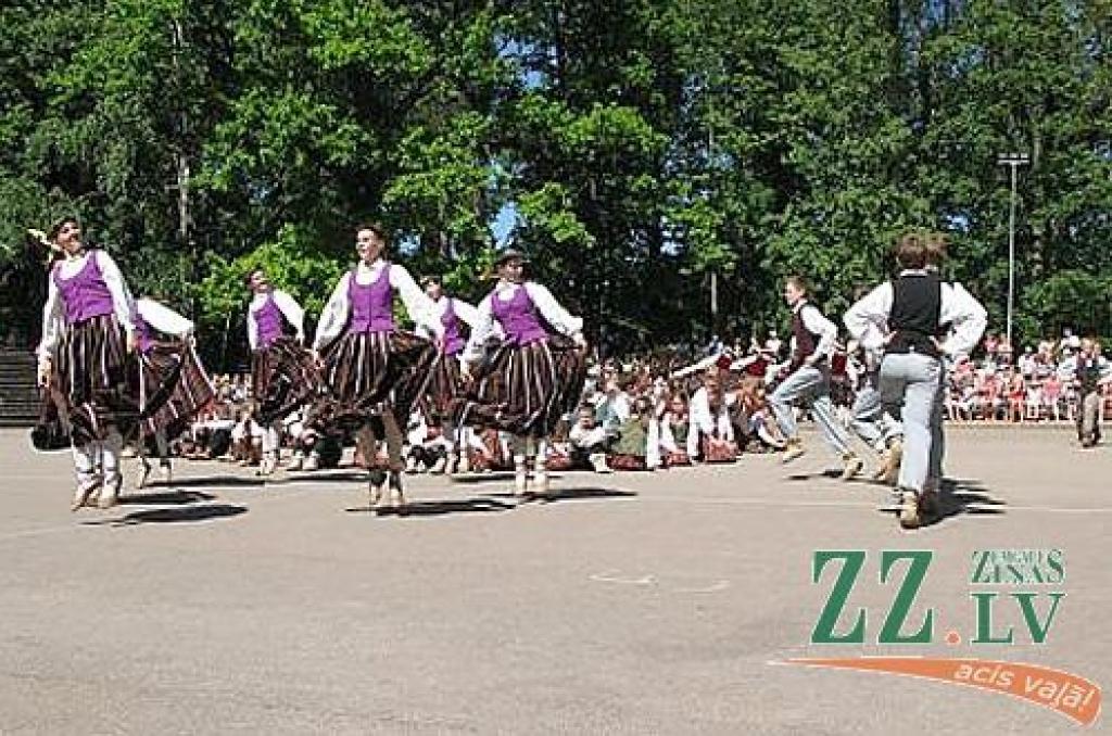 Izdziedot un izdejojot daļu nākamgad paredzēto dziesmu un deju svētku repertuāra, Elejā aizvadīti tradicionālie Bērnu svētki. Šogad pasākumu apmeklēja arī komponists Raimonds Pauls, kurš ir vairāku programmā iekļauto dziesmu un arī vienas...
