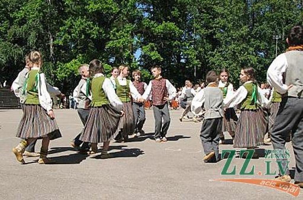 Izdziedot un izdejojot daļu nākamgad paredzēto dziesmu un deju svētku repertuāra, Elejā aizvadīti tradicionālie Bērnu svētki. Šogad pasākumu apmeklēja arī komponists Raimonds Pauls, kurš ir vairāku programmā iekļauto dziesmu un arī vienas...