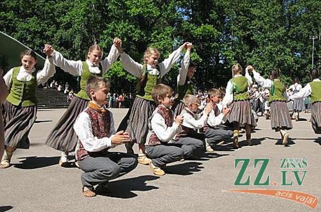 Izdziedot un izdejojot daļu nākamgad paredzēto dziesmu un deju svētku repertuāra, Elejā aizvadīti tradicionālie Bērnu svētki. Šogad pasākumu apmeklēja arī komponists Raimonds Pauls, kurš ir vairāku programmā iekļauto dziesmu un arī vienas...