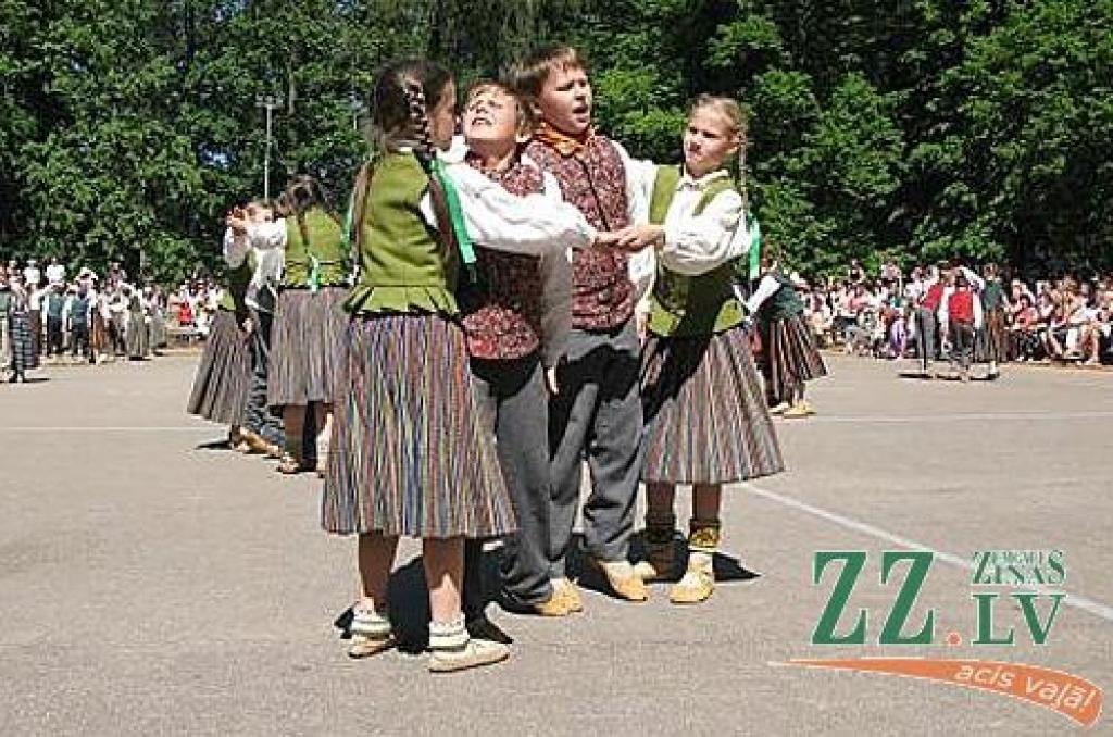 Izdziedot un izdejojot daļu nākamgad paredzēto dziesmu un deju svētku repertuāra, Elejā aizvadīti tradicionālie Bērnu svētki. Šogad pasākumu apmeklēja arī komponists Raimonds Pauls, kurš ir vairāku programmā iekļauto dziesmu un arī vienas...