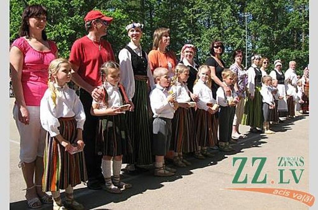 Izdziedot un izdejojot daļu nākamgad paredzēto dziesmu un deju svētku repertuāra, Elejā aizvadīti tradicionālie Bērnu svētki. Šogad pasākumu apmeklēja arī komponists Raimonds Pauls, kurš ir vairāku programmā iekļauto dziesmu un arī vienas...