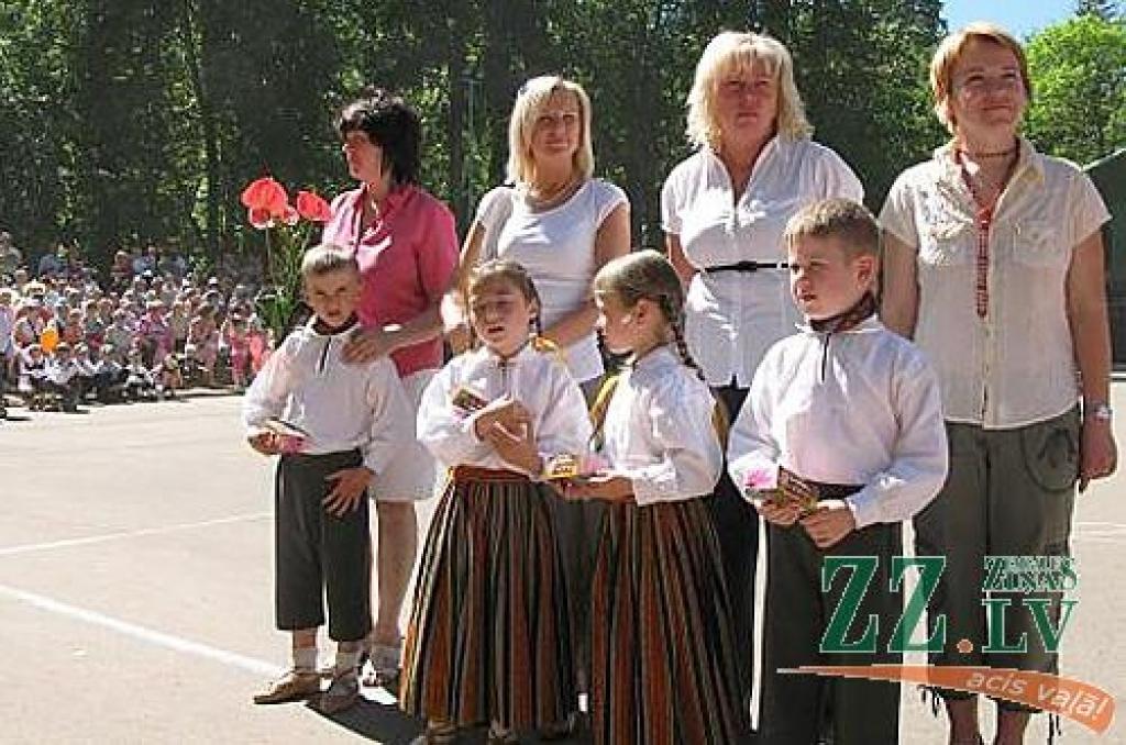 Izdziedot un izdejojot daļu nākamgad paredzēto dziesmu un deju svētku repertuāra, Elejā aizvadīti tradicionālie Bērnu svētki. Šogad pasākumu apmeklēja arī komponists Raimonds Pauls, kurš ir vairāku programmā iekļauto dziesmu un arī vienas...