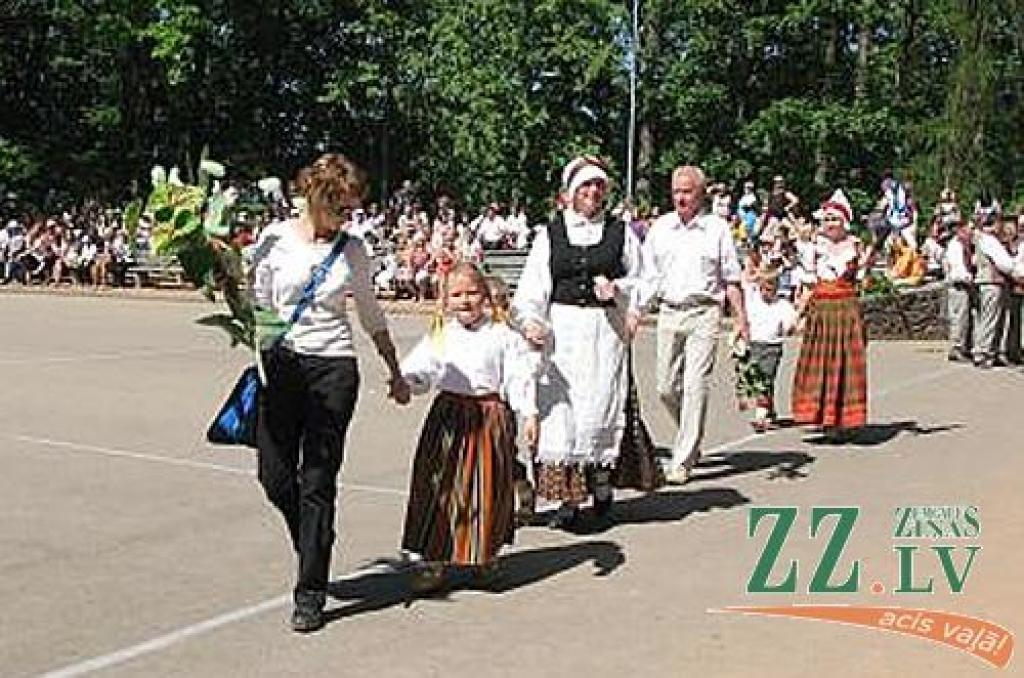 Izdziedot un izdejojot daļu nākamgad paredzēto dziesmu un deju svētku repertuāra, Elejā aizvadīti tradicionālie Bērnu svētki. Šogad pasākumu apmeklēja arī komponists Raimonds Pauls, kurš ir vairāku programmā iekļauto dziesmu un arī vienas...