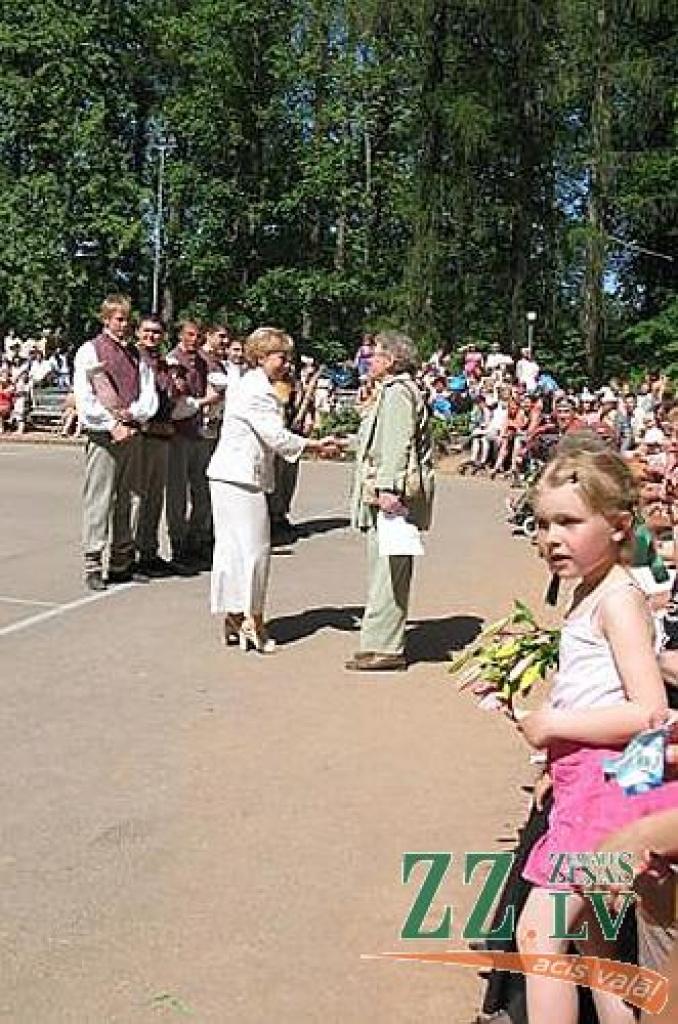 Izdziedot un izdejojot daļu nākamgad paredzēto dziesmu un deju svētku repertuāra, Elejā aizvadīti tradicionālie Bērnu svētki. Šogad pasākumu apmeklēja arī komponists Raimonds Pauls, kurš ir vairāku programmā iekļauto dziesmu un arī vienas...