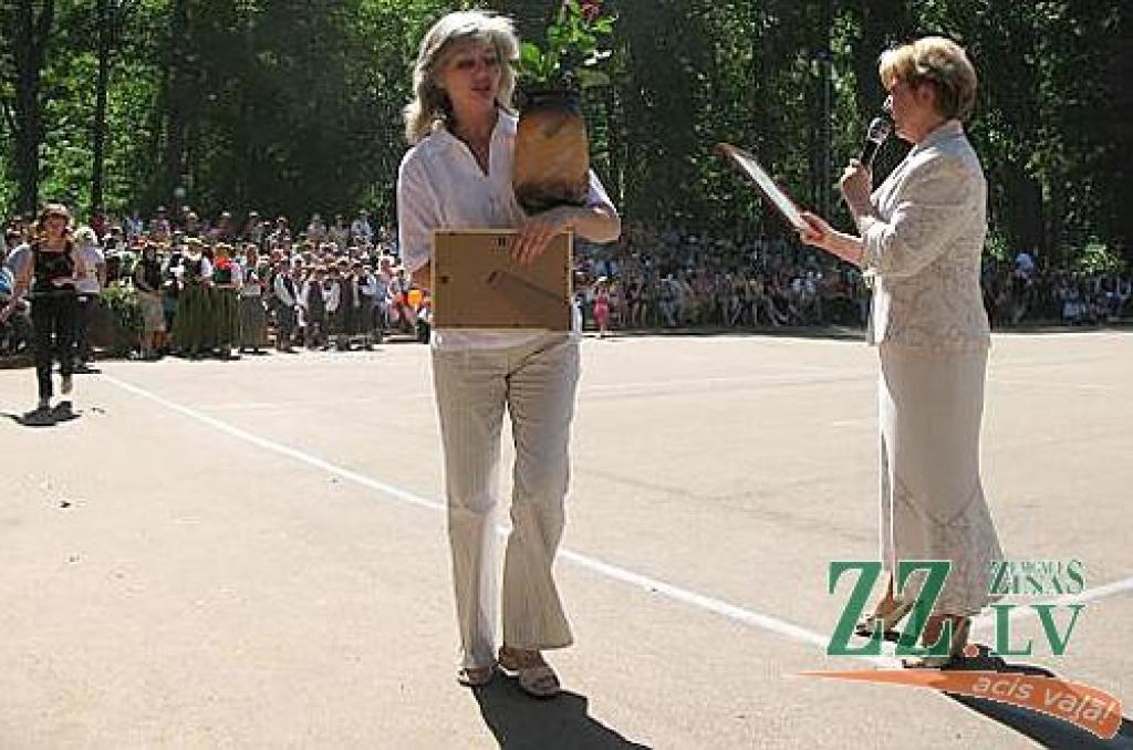 Izdziedot un izdejojot daļu nākamgad paredzēto dziesmu un deju svētku repertuāra, Elejā aizvadīti tradicionālie Bērnu svētki. Šogad pasākumu apmeklēja arī komponists Raimonds Pauls, kurš ir vairāku programmā iekļauto dziesmu un arī vienas...