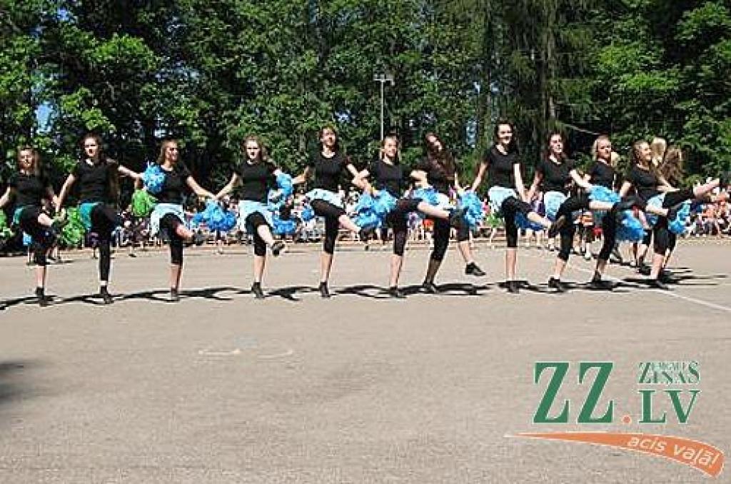 Izdziedot un izdejojot daļu nākamgad paredzēto dziesmu un deju svētku repertuāra, Elejā aizvadīti tradicionālie Bērnu svētki. Šogad pasākumu apmeklēja arī komponists Raimonds Pauls, kurš ir vairāku programmā iekļauto dziesmu un arī vienas...