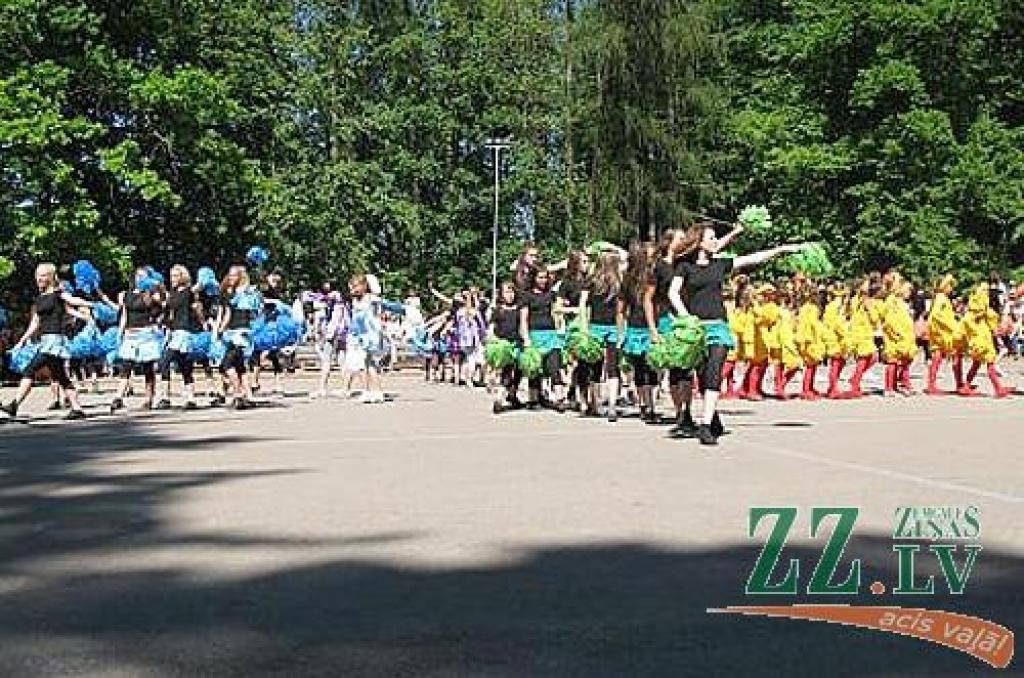 Izdziedot un izdejojot daļu nākamgad paredzēto dziesmu un deju svētku repertuāra, Elejā aizvadīti tradicionālie Bērnu svētki. Šogad pasākumu apmeklēja arī komponists Raimonds Pauls, kurš ir vairāku programmā iekļauto dziesmu un arī vienas...
