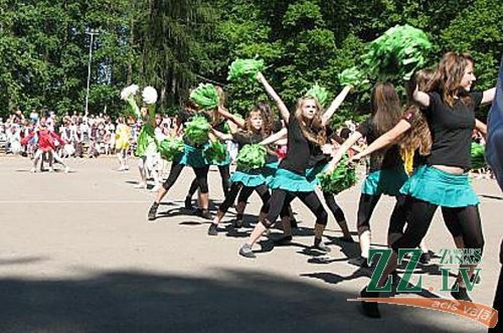 Izdziedot un izdejojot daļu nākamgad paredzēto dziesmu un deju svētku repertuāra, Elejā aizvadīti tradicionālie Bērnu svētki. Šogad pasākumu apmeklēja arī komponists Raimonds Pauls, kurš ir vairāku programmā iekļauto dziesmu un arī vienas...