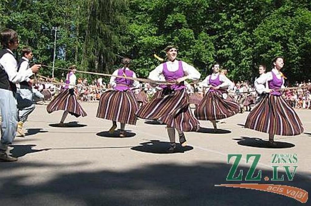 Izdziedot un izdejojot daļu nākamgad paredzēto dziesmu un deju svētku repertuāra, Elejā aizvadīti tradicionālie Bērnu svētki. Šogad pasākumu apmeklēja arī komponists Raimonds Pauls, kurš ir vairāku programmā iekļauto dziesmu un arī vienas...