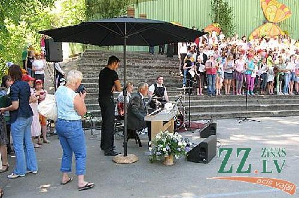 Izdziedot un izdejojot daļu nākamgad paredzēto dziesmu un deju svētku repertuāra, Elejā aizvadīti tradicionālie Bērnu svētki. Šogad pasākumu apmeklēja arī komponists Raimonds Pauls, kurš ir vairāku programmā iekļauto dziesmu un arī vienas...