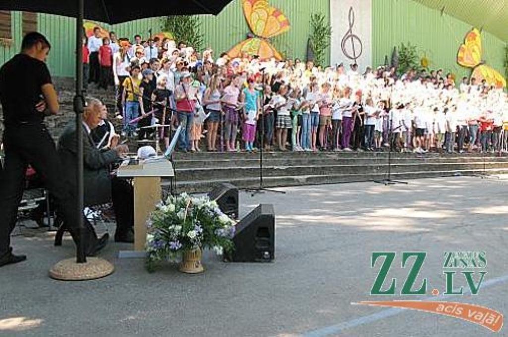 Izdziedot un izdejojot daļu nākamgad paredzēto dziesmu un deju svētku repertuāra, Elejā aizvadīti tradicionālie Bērnu svētki. Šogad pasākumu apmeklēja arī komponists Raimonds Pauls, kurš ir vairāku programmā iekļauto dziesmu un arī vienas...