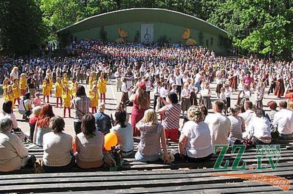 Izdziedot un izdejojot daļu nākamgad paredzēto dziesmu un deju svētku repertuāra, Elejā aizvadīti tradicionālie Bērnu svētki. Šogad pasākumu apmeklēja arī komponists Raimonds Pauls, kurš ir vairāku programmā iekļauto dziesmu un arī vienas...