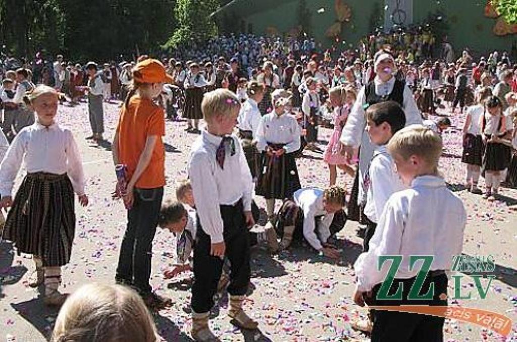 Izdziedot un izdejojot daļu nākamgad paredzēto dziesmu un deju svētku repertuāra, Elejā aizvadīti tradicionālie Bērnu svētki. Šogad pasākumu apmeklēja arī komponists Raimonds Pauls, kurš ir vairāku programmā iekļauto dziesmu un arī vienas...
