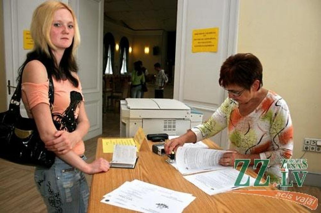 Uzņemšanas nakts LLU, kas Jelgavas pilī notika piektdien no pulksten 18 līdz pusnaktij, bija ieturēta 20.gadsimta 30.gadu stilā - kā simbols tam, ka pirms 70 gadiem dzima patstāvīga lauksaimniecības augstskola, ko izveidoja Jelgavā -...