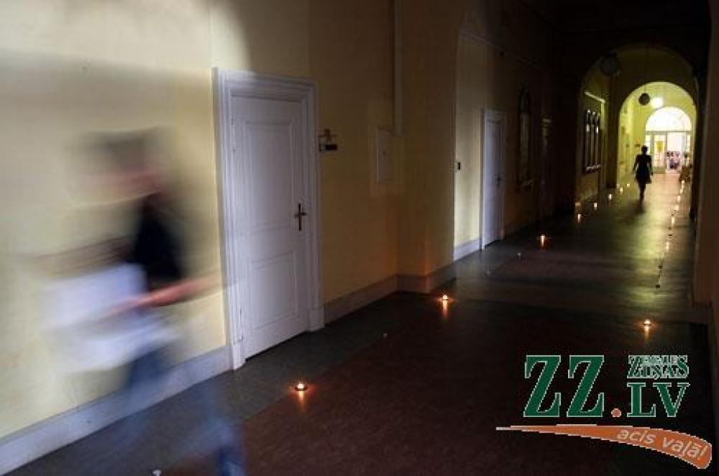 Uzņemšanas nakts LLU, kas Jelgavas pilī notika piektdien no pulksten 18 līdz pusnaktij, bija ieturēta 20.gadsimta 30.gadu stilā - kā simbols tam, ka pirms 70 gadiem dzima patstāvīga lauksaimniecības augstskola, ko izveidoja Jelgavā -...