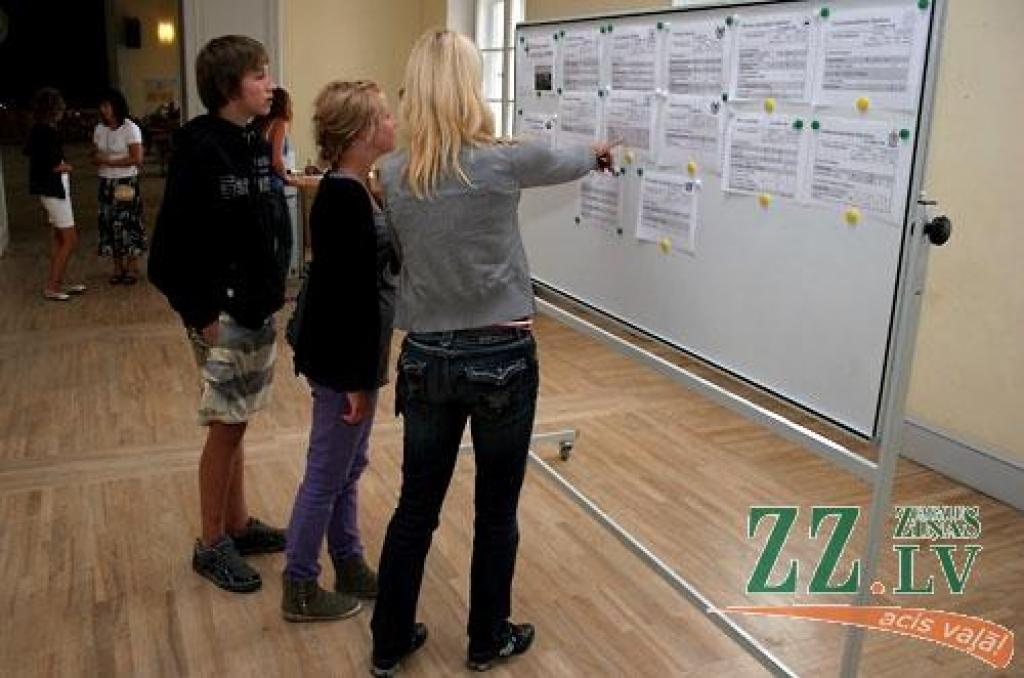 Uzņemšanas nakts LLU, kas Jelgavas pilī notika piektdien no pulksten 18 līdz pusnaktij, bija ieturēta 20.gadsimta 30.gadu stilā - kā simbols tam, ka pirms 70 gadiem dzima patstāvīga lauksaimniecības augstskola, ko izveidoja Jelgavā -...