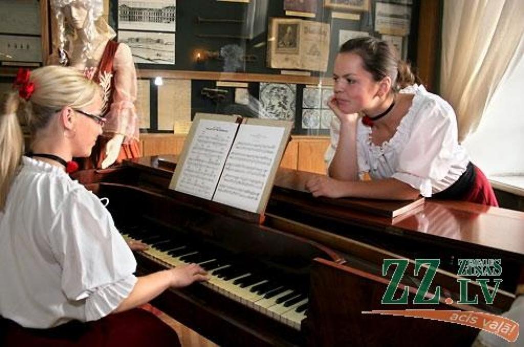 Uzņemšanas nakts LLU, kas Jelgavas pilī notika piektdien no pulksten 18 līdz pusnaktij, bija ieturēta 20.gadsimta 30.gadu stilā - kā simbols tam, ka pirms 70 gadiem dzima patstāvīga lauksaimniecības augstskola, ko izveidoja Jelgavā -...