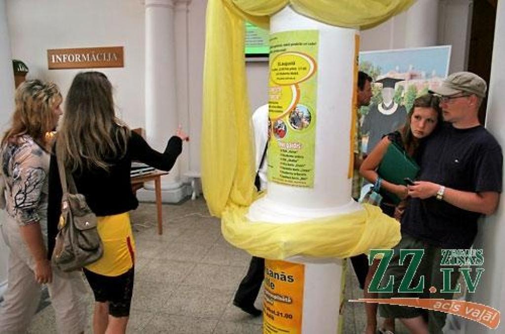 Uzņemšanas nakts LLU, kas Jelgavas pilī notika piektdien no pulksten 18 līdz pusnaktij, bija ieturēta 20.gadsimta 30.gadu stilā - kā simbols tam, ka pirms 70 gadiem dzima patstāvīga lauksaimniecības augstskola, ko izveidoja Jelgavā -...