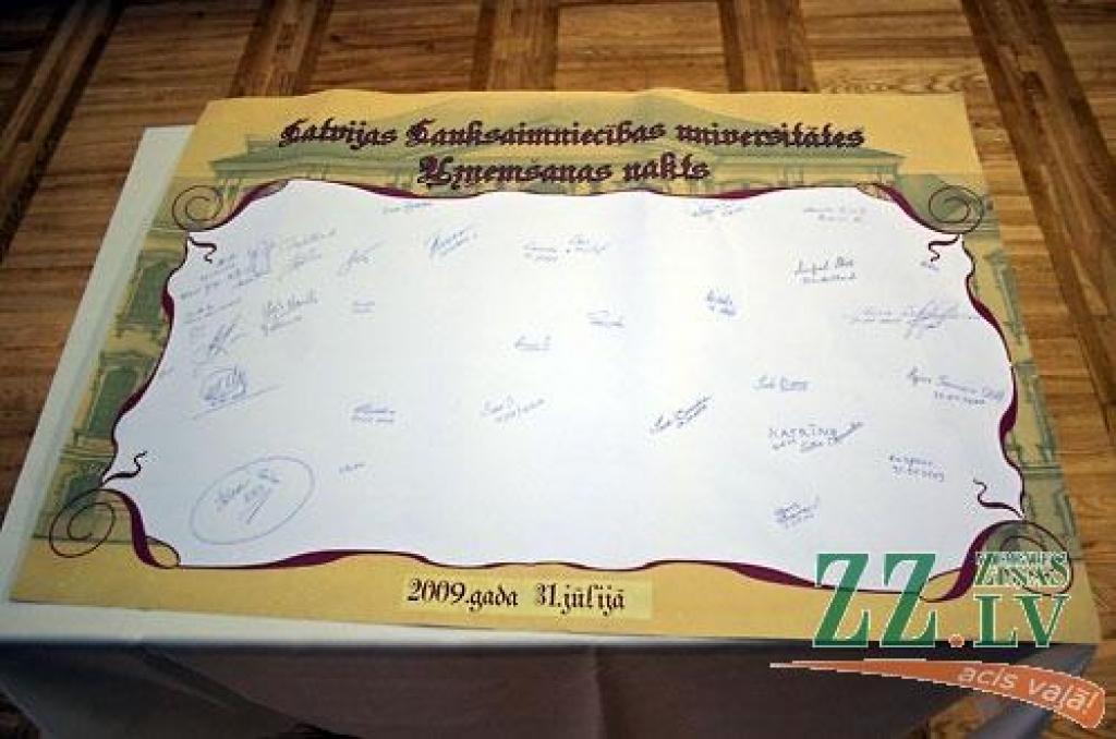 Uzņemšanas nakts LLU, kas Jelgavas pilī notika piektdien no pulksten 18 līdz pusnaktij, bija ieturēta 20.gadsimta 30.gadu stilā - kā simbols tam, ka pirms 70 gadiem dzima patstāvīga lauksaimniecības augstskola, ko izveidoja Jelgavā -...