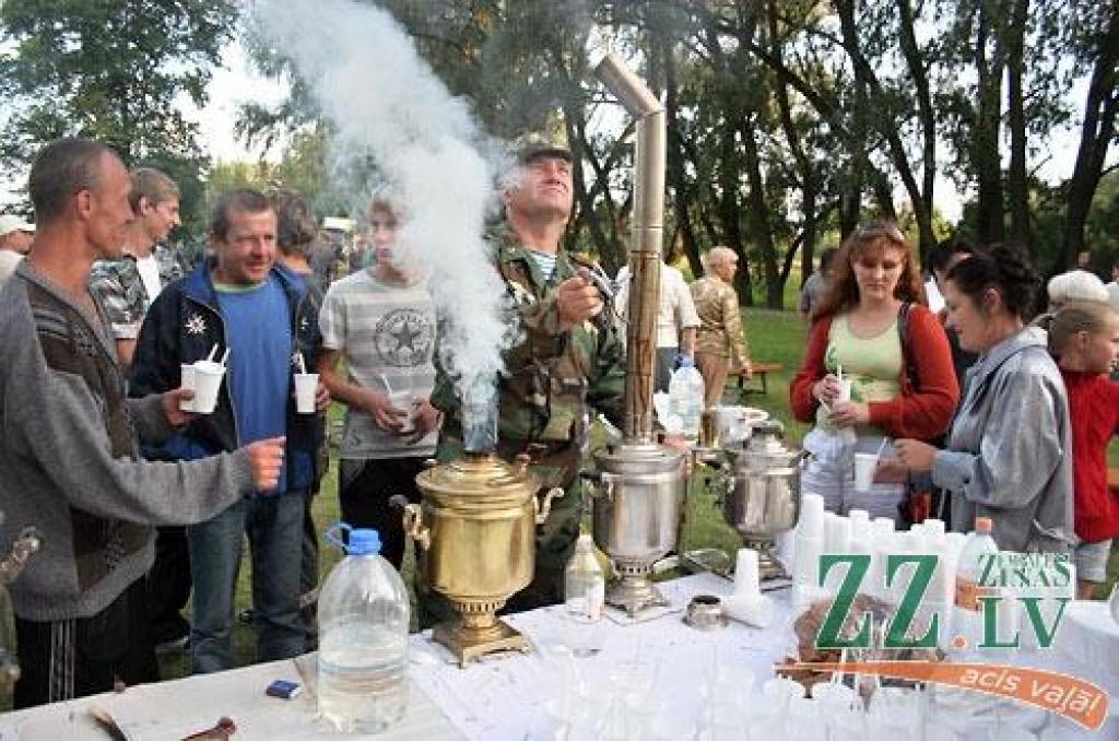 Piektdienas vakarā dažādu paaudžu pārstāvji pulcējās Pasta salā, kur varēja noskatīties koncertu un salūtu, kā arī pacienāties ar lauku virtuves ēdienu - griķu biezputru un tēju. Pasākums veltīts 65.gadadienai, kopš Sarkanā armija...