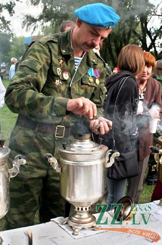 Piektdienas vakarā dažādu paaudžu pārstāvji pulcējās Pasta salā, kur varēja noskatīties koncertu un salūtu, kā arī pacienāties ar lauku virtuves ēdienu - griķu biezputru un tēju. Pasākums veltīts 65.gadadienai, kopš Sarkanā armija...