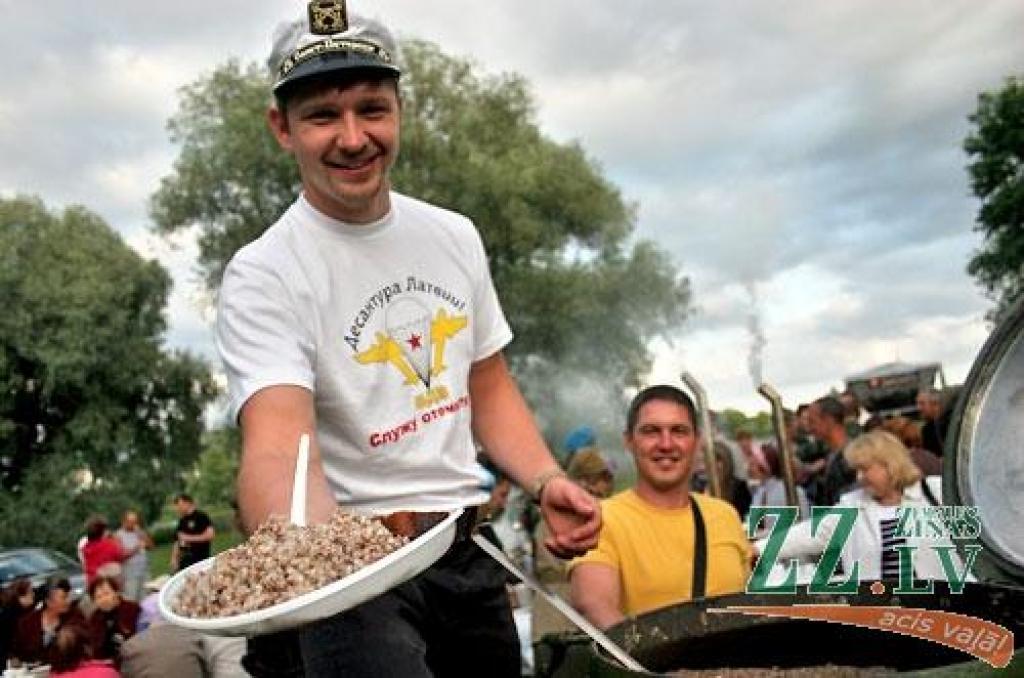 Piektdienas vakarā dažādu paaudžu pārstāvji pulcējās Pasta salā, kur varēja noskatīties koncertu un salūtu, kā arī pacienāties ar lauku virtuves ēdienu - griķu biezputru un tēju. Pasākums veltīts 65.gadadienai, kopš Sarkanā armija...