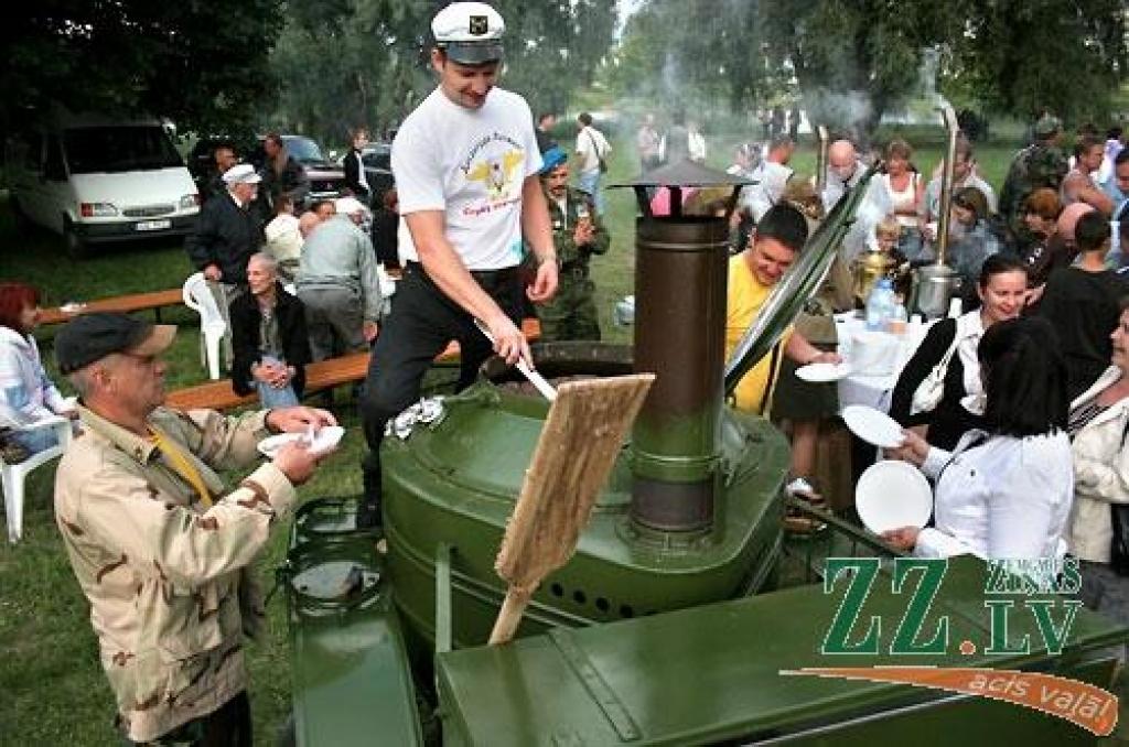 Piektdienas vakarā dažādu paaudžu pārstāvji pulcējās Pasta salā, kur varēja noskatīties koncertu un salūtu, kā arī pacienāties ar lauku virtuves ēdienu - griķu biezputru un tēju. Pasākums veltīts 65.gadadienai, kopš Sarkanā armija...