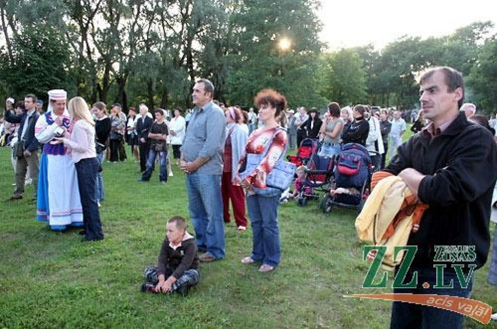 Piektdienas vakarā dažādu paaudžu pārstāvji pulcējās Pasta salā, kur varēja noskatīties koncertu un salūtu, kā arī pacienāties ar lauku virtuves ēdienu - griķu biezputru un tēju. Pasākums veltīts 65.gadadienai, kopš Sarkanā armija...