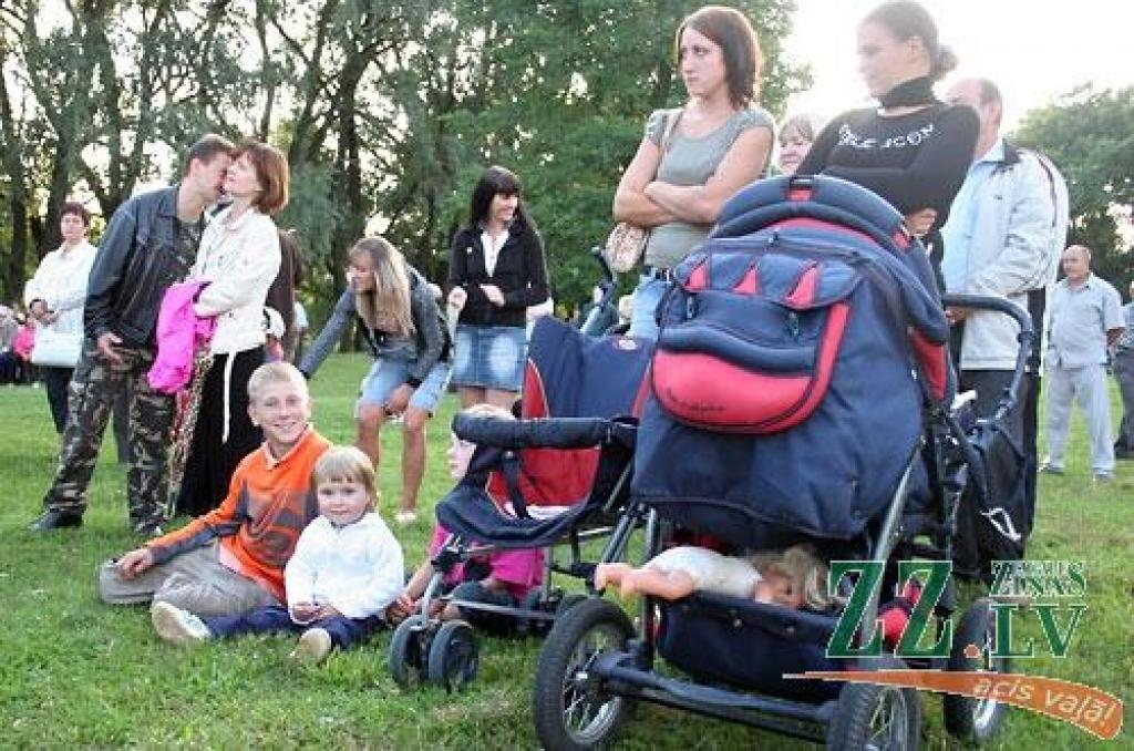 Piektdienas vakarā dažādu paaudžu pārstāvji pulcējās Pasta salā, kur varēja noskatīties koncertu un salūtu, kā arī pacienāties ar lauku virtuves ēdienu - griķu biezputru un tēju. Pasākums veltīts 65.gadadienai, kopš Sarkanā armija...