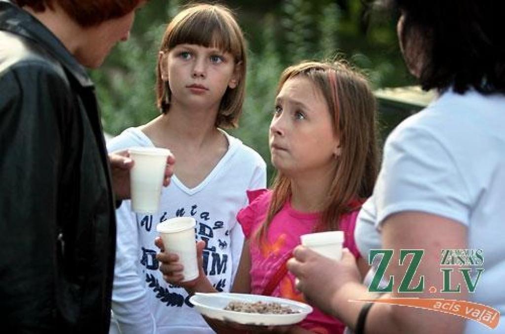 Piektdienas vakarā dažādu paaudžu pārstāvji pulcējās Pasta salā, kur varēja noskatīties koncertu un salūtu, kā arī pacienāties ar lauku virtuves ēdienu - griķu biezputru un tēju. Pasākums veltīts 65.gadadienai, kopš Sarkanā armija...