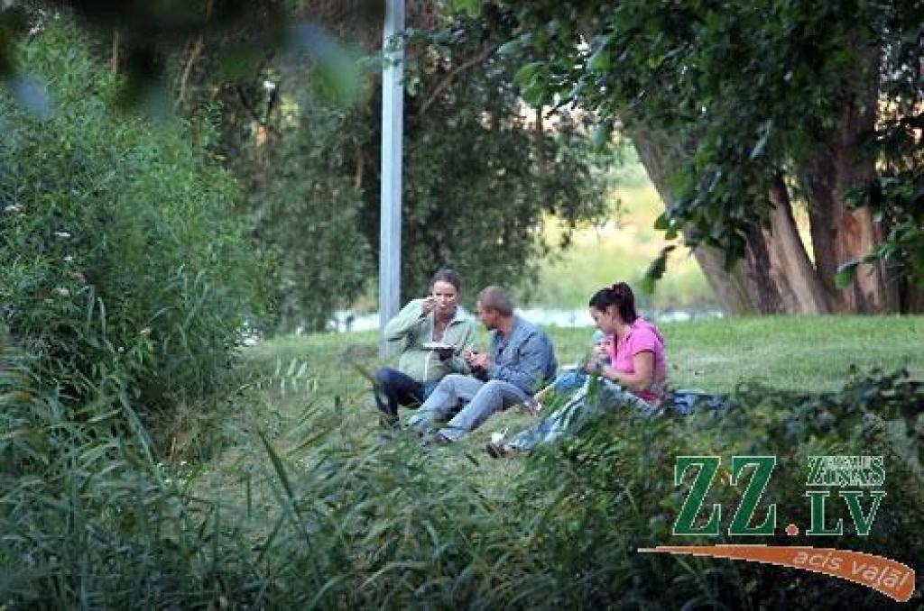 Piektdienas vakarā dažādu paaudžu pārstāvji pulcējās Pasta salā, kur varēja noskatīties koncertu un salūtu, kā arī pacienāties ar lauku virtuves ēdienu - griķu biezputru un tēju. Pasākums veltīts 65.gadadienai, kopš Sarkanā armija...
