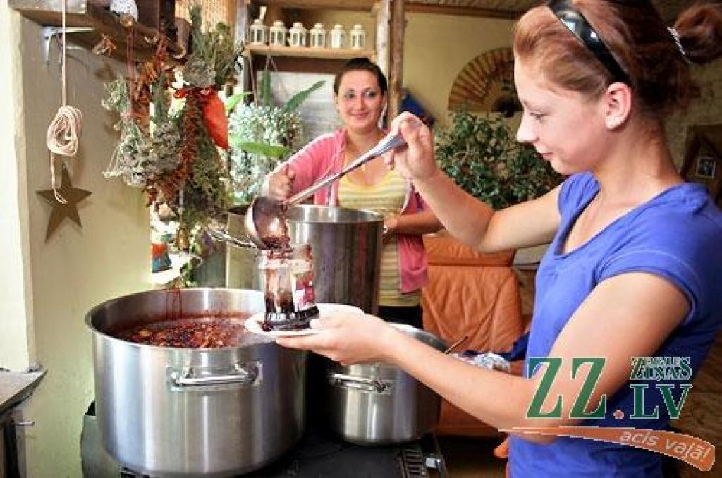 Radošo domu un darbu centrā «Svētelis» jaunieši gatavojas ziemai un šobrīd tur ir karstākais un aktīvākais konservēšanas laiks. Krājumi tiek gatavoti, lai ar tiem ziemā papildinātu labdarības virtuves ēdienkarti.
