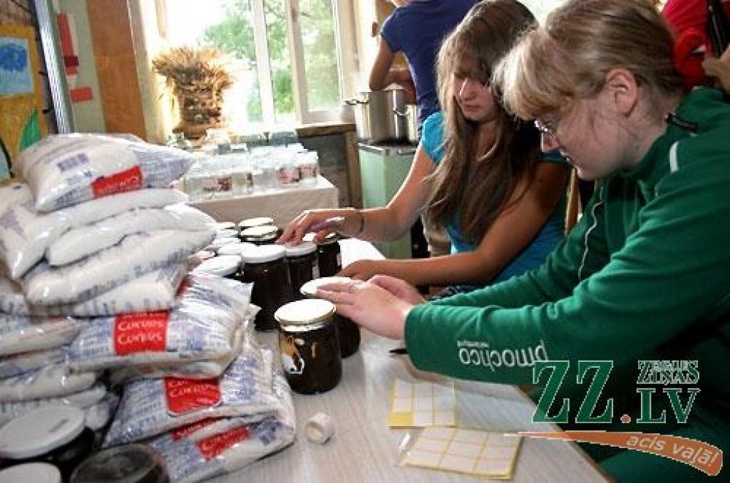 Radošo domu un darbu centrā «Svētelis» jaunieši gatavojas ziemai un šobrīd tur ir karstākais un aktīvākais konservēšanas laiks. Krājumi tiek gatavoti, lai ar tiem ziemā papildinātu labdarības virtuves ēdienkarti.