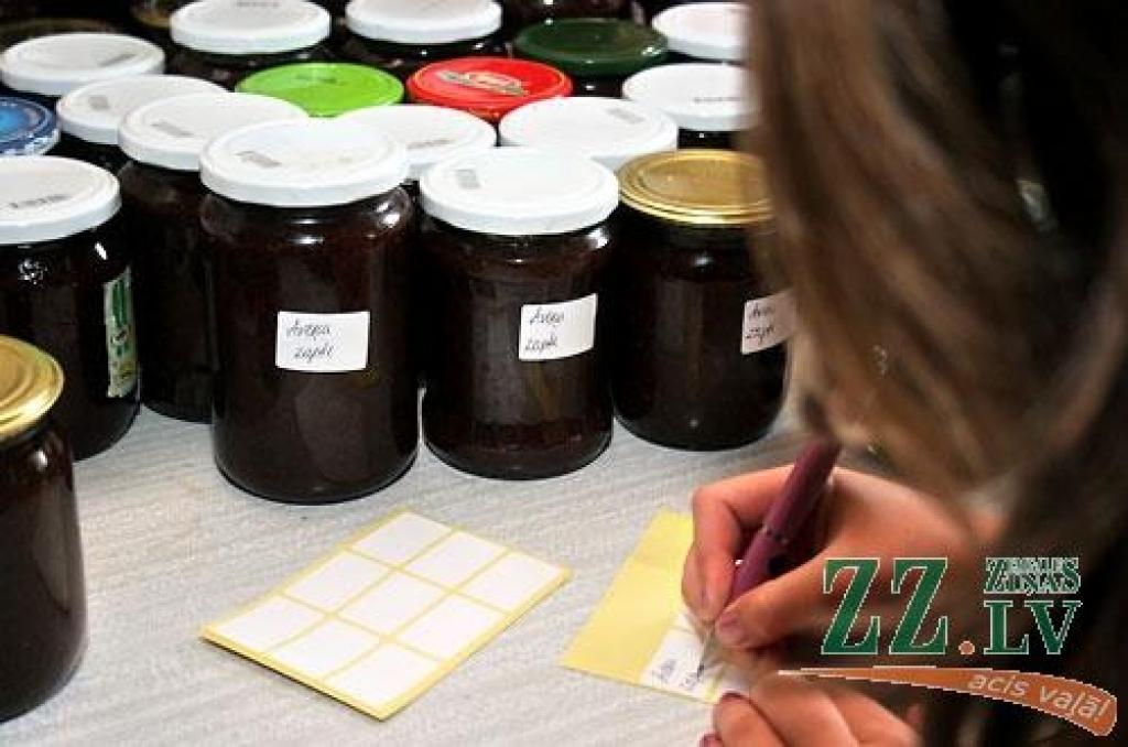 Radošo domu un darbu centrā «Svētelis» jaunieši gatavojas ziemai un šobrīd tur ir karstākais un aktīvākais konservēšanas laiks. Krājumi tiek gatavoti, lai ar tiem ziemā papildinātu labdarības virtuves ēdienkarti.