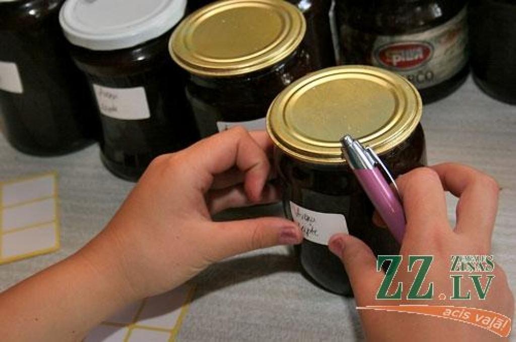 Radošo domu un darbu centrā «Svētelis» jaunieši gatavojas ziemai un šobrīd tur ir karstākais un aktīvākais konservēšanas laiks. Krājumi tiek gatavoti, lai ar tiem ziemā papildinātu labdarības virtuves ēdienkarti.