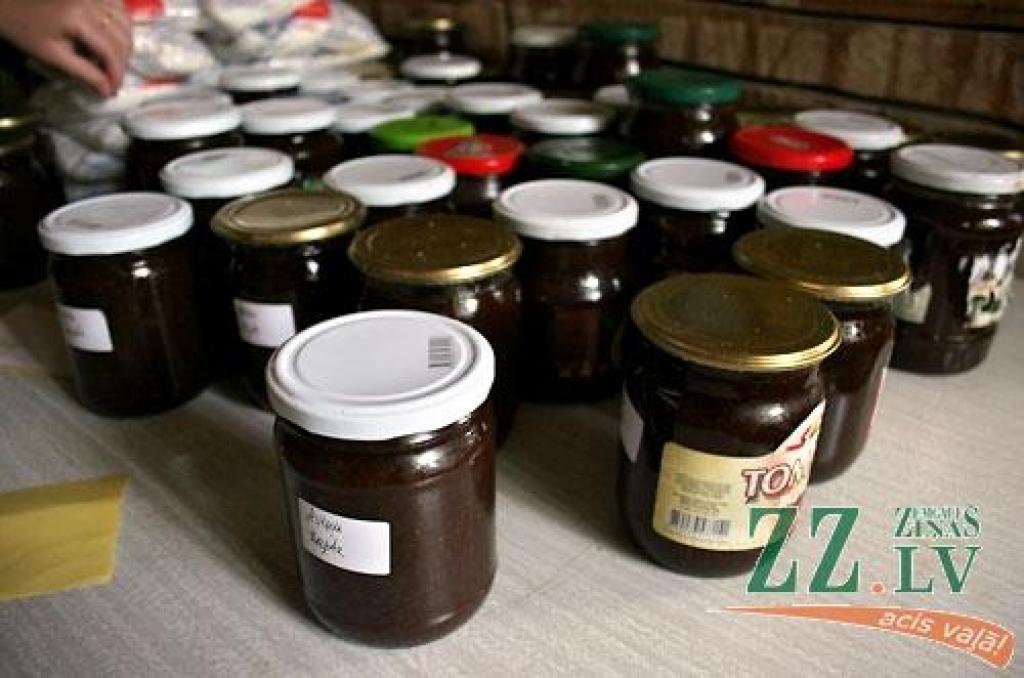 Radošo domu un darbu centrā «Svētelis» jaunieši gatavojas ziemai un šobrīd tur ir karstākais un aktīvākais konservēšanas laiks. Krājumi tiek gatavoti, lai ar tiem ziemā papildinātu labdarības virtuves ēdienkarti.