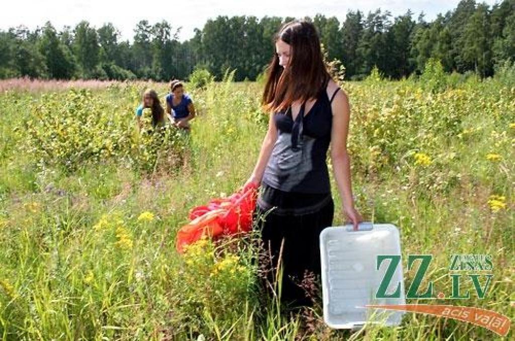 Radošo domu un darbu centrā «Svētelis» jaunieši gatavojas ziemai un šobrīd tur ir karstākais un aktīvākais konservēšanas laiks. Krājumi tiek gatavoti, lai ar tiem ziemā papildinātu labdarības virtuves ēdienkarti.