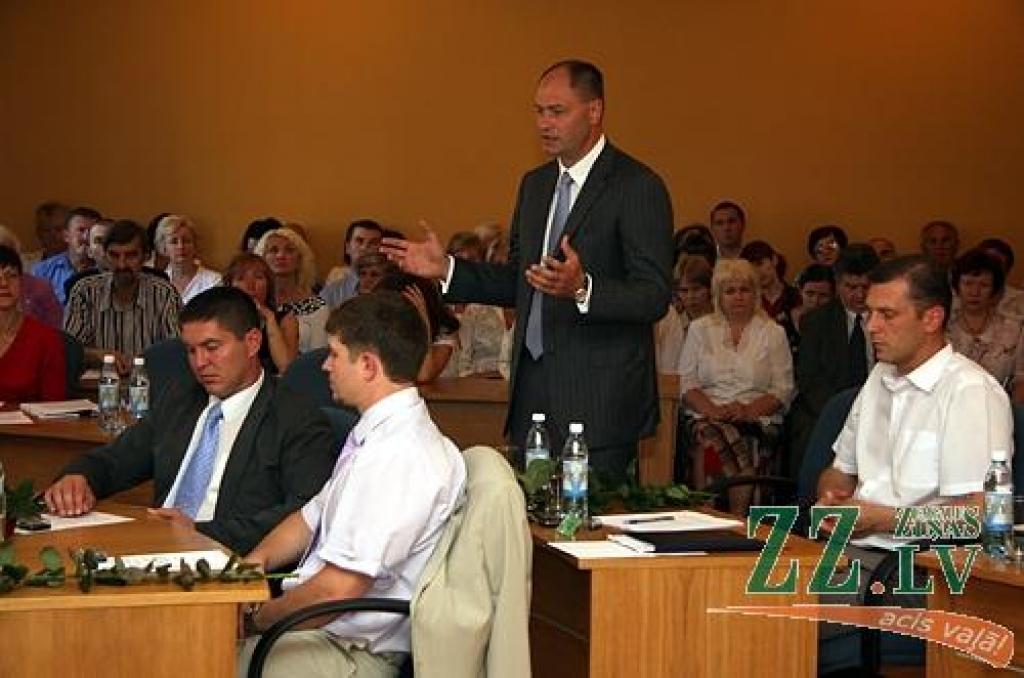 Trešdien jaunievēlētās Jelgavas domes deputāti aizvadīja pirmo sēdi.