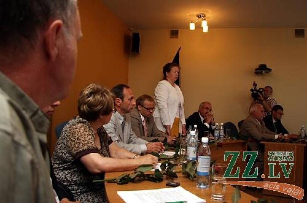 Trešdien jaunievēlētās Jelgavas domes deputāti aizvadīja pirmo sēdi.