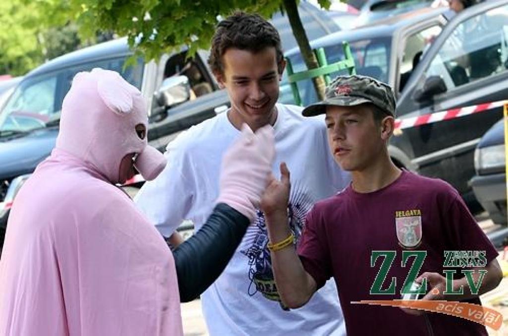 Akciju sabiedrības «Latvijas valsts meži» kampaņas «Nemēslo Mežā!» galvenais varonis Cūkmens ceturtdien Jelgavā pie «VIVO centra» atklāja atkritumu šķirošanas kampaņu «Šķirolūcija», piesakot karu sadzīves atkritumiem, kuri maisu maisiem...