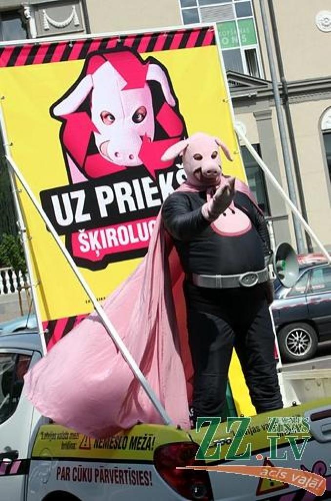 Akciju sabiedrības «Latvijas valsts meži» kampaņas «Nemēslo Mežā!» galvenais varonis Cūkmens ceturtdien Jelgavā pie «VIVO centra» atklāja atkritumu šķirošanas kampaņu «Šķirolūcija», piesakot karu sadzīves atkritumiem, kuri maisu maisiem...