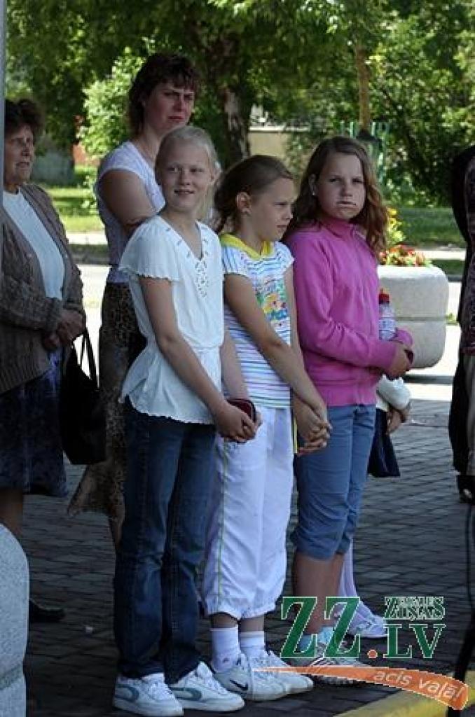 Akciju sabiedrības «Latvijas valsts meži» kampaņas «Nemēslo Mežā!» galvenais varonis Cūkmens ceturtdien Jelgavā pie «VIVO centra» atklāja atkritumu šķirošanas kampaņu «Šķirolūcija», piesakot karu sadzīves atkritumiem, kuri maisu maisiem...