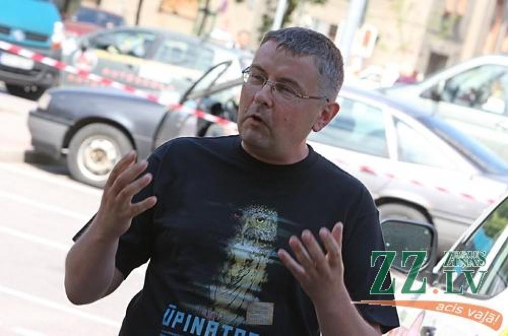 Akciju sabiedrības «Latvijas valsts meži» kampaņas «Nemēslo Mežā!» galvenais varonis Cūkmens ceturtdien Jelgavā pie «VIVO centra» atklāja atkritumu šķirošanas kampaņu «Šķirolūcija», piesakot karu sadzīves atkritumiem, kuri maisu maisiem...