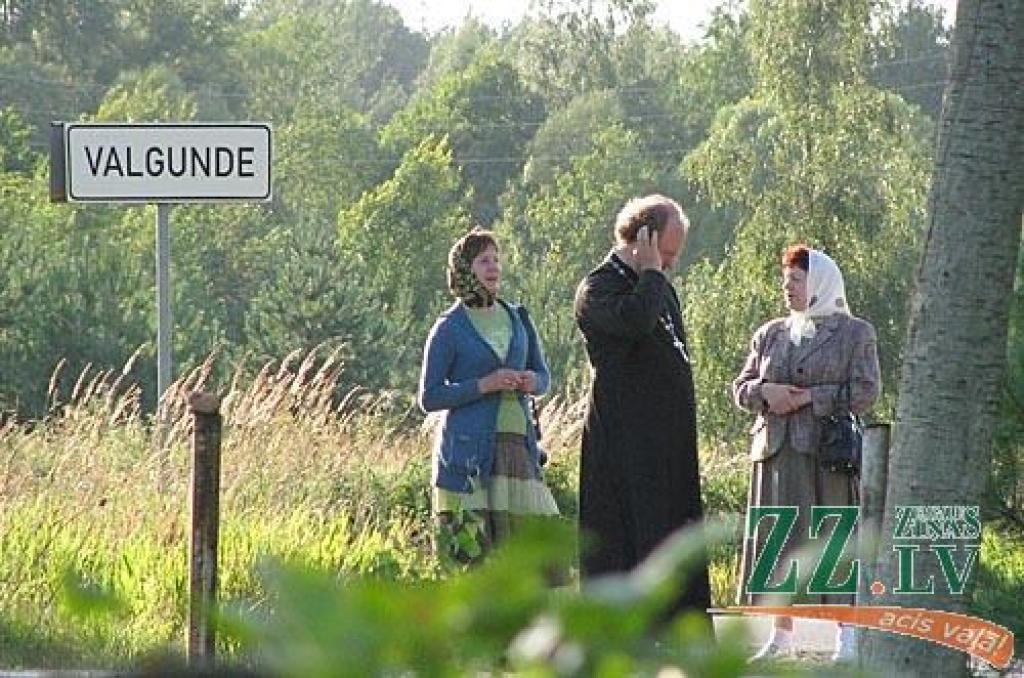 Pirmdien ap pulksten 7.30 Rīgā sākās Latvijas Pareizticīgās baznīcas Rīgas Svētās Trijādības Pārdaugavas pareizticīgo draudzes rīkots Krusta gājiens. Šogad svētceļnieku rindās bija arī viesi no Parīzes - kādas Francijas galvaspilsētas...
