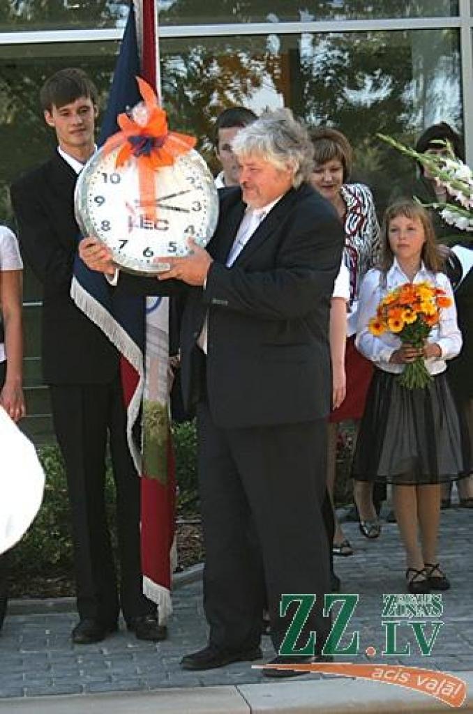Jelgavas 4.vidusskola ir viena no retajām mācību iestādēm Latvijā, kas jauno mācību gadu sākusi jaunās telpās. Līdzās pateicības vārdiem pilsētai, celtniekiem un pārējiem, kuru dēļ tā tapusi, atklāšanas pasākumā skanēja arī aicinājums...