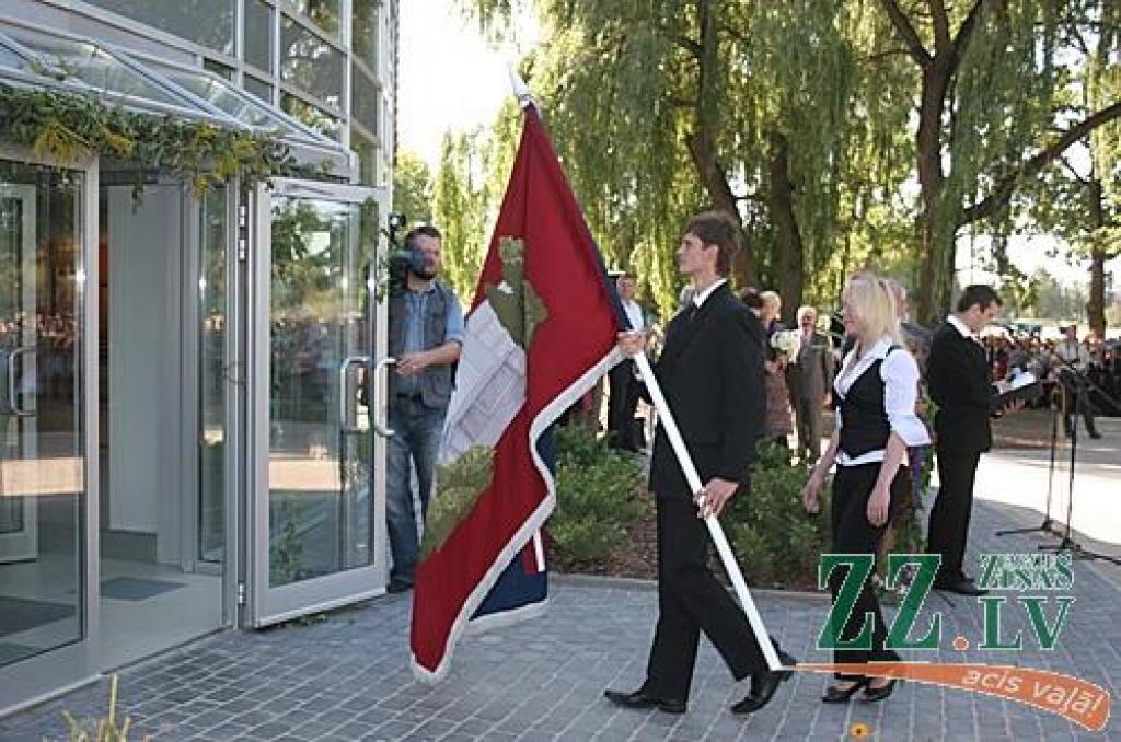 Jelgavas 4.vidusskola ir viena no retajām mācību iestādēm Latvijā, kas jauno mācību gadu sākusi jaunās telpās. Līdzās pateicības vārdiem pilsētai, celtniekiem un pārējiem, kuru dēļ tā tapusi, atklāšanas pasākumā skanēja arī aicinājums...
