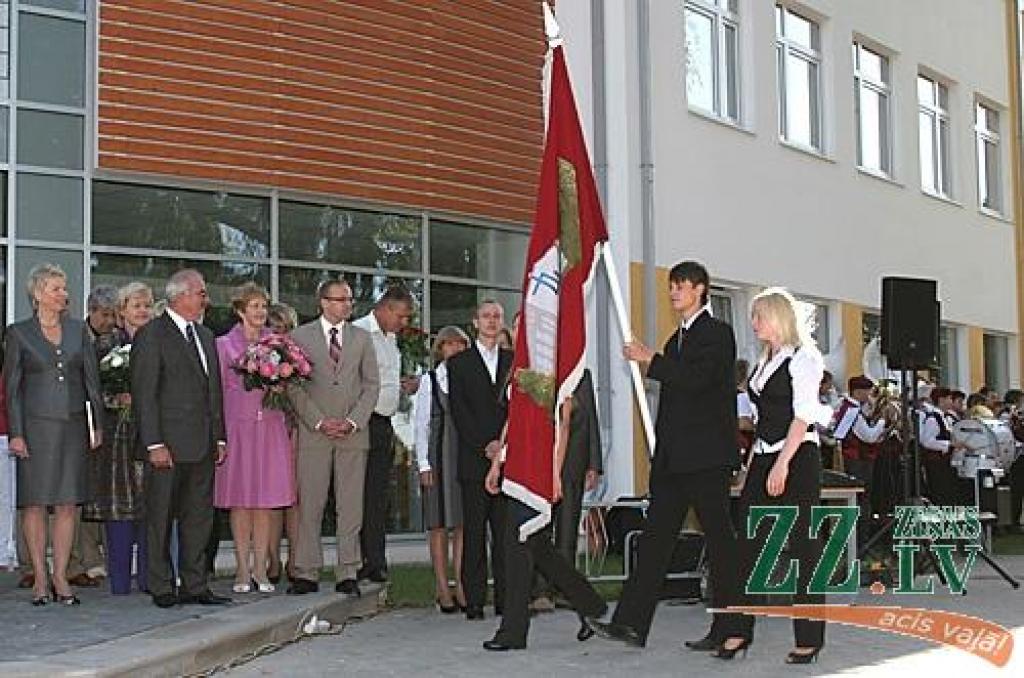 Jelgavas 4.vidusskola ir viena no retajām mācību iestādēm Latvijā, kas jauno mācību gadu sākusi jaunās telpās. Līdzās pateicības vārdiem pilsētai, celtniekiem un pārējiem, kuru dēļ tā tapusi, atklāšanas pasākumā skanēja arī aicinājums...
