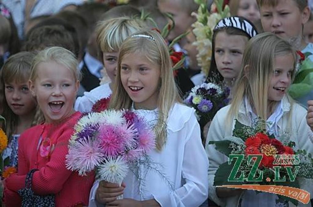 Jelgavas 4.vidusskola ir viena no retajām mācību iestādēm Latvijā, kas jauno mācību gadu sākusi jaunās telpās. Līdzās pateicības vārdiem pilsētai, celtniekiem un pārējiem, kuru dēļ tā tapusi, atklāšanas pasākumā skanēja arī aicinājums...