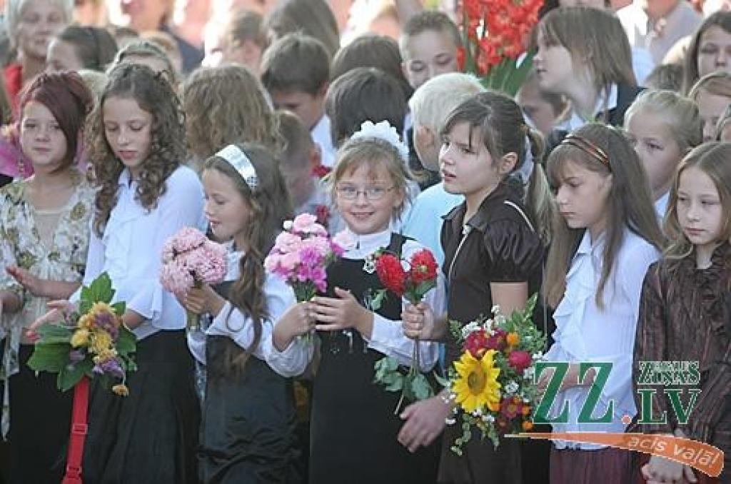 Jelgavas 4.vidusskola ir viena no retajām mācību iestādēm Latvijā, kas jauno mācību gadu sākusi jaunās telpās. Līdzās pateicības vārdiem pilsētai, celtniekiem un pārējiem, kuru dēļ tā tapusi, atklāšanas pasākumā skanēja arī aicinājums...